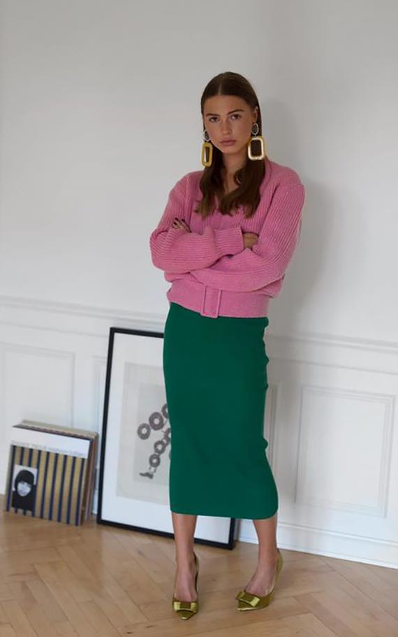 Наряд с изумрудной юбкой-карандашом и розовым свитером в стиле оверсайз