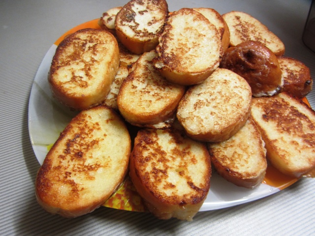 Как вкусно пожарить сладкий белый хлеб с молоком и сахаром на сковороде: рецепт